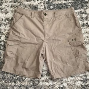 Men’s Under Armour Heat Gear Loose Size 40 tan shorts preowned
